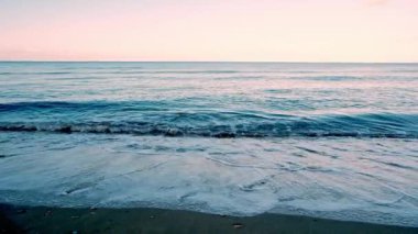 Huzurlu okyanus önünüzde uzanır, uçsuz bucaksız bir sükunet, sakin dalgalar ıssız kıyılara doğru huzur içinde süzülür.