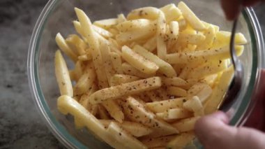 Bir kaşık, donmuş patates kızartması ve baharatları ustalıkla harmanlayarak her ısırıkta nefis bir patlama vaat eden aromalı bir lezzet dansı yaratır.