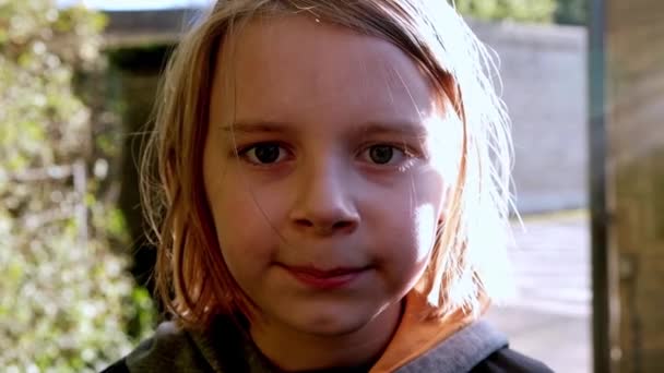 Videoporträt Ein Zehnjähriger Junge Mit Wallenden Locken Blickt Direkt Die — Stockvideo