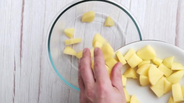 Vanuit Een Top Perspectief Gehakte Aardappelen Sierlijk Vallen Een Glazen — Stockvideo