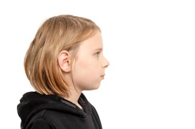 On yaşındaki bir çocuğun büyüleyici bir portresi, uzun saçlarıyla, gençlik özellikleri temiz, beyaz bir arka plana vurgulanmış.