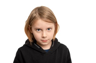 El değmemiş beyaz bir tuval üzerinde tasvir edilen on yaşındaki bir çocuk, cazibesini uzun saçlarıyla ve gençlik davranışlarıyla sergiliyor.