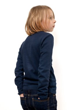 On yaşında bir çocuk, yüzü akan kilitlerle çevrili, temiz beyaz bir arka plana karşı duruyor.