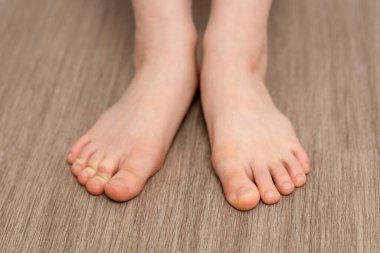 Bir çocuğun minicik çıplak ayakları, saflığın sembolü, yeri süslemek, yerle temaslarındaki masumiyetin özünü yakalamak.