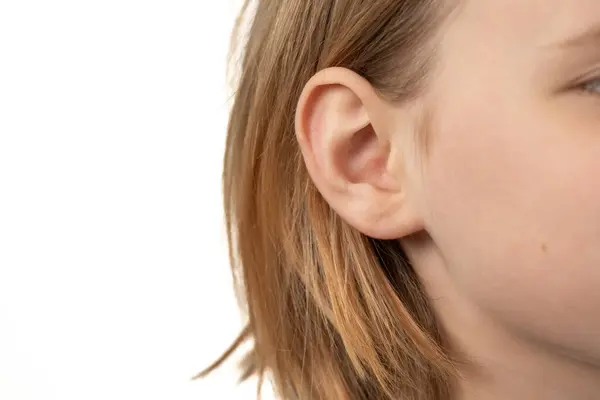白い背景に閉じ込められた子供の耳 — ストック写真