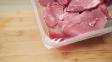 Çürümeye başlayan çiğ domuz etiyle dolu plastik konteynır kan sızıntısı, yetersiz depolama ve son kullanma tarihinin vurgulanması ile kanıtlandı.