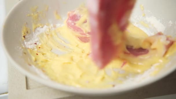 Ανακατεύοντας Ένα Φρέσκο Αυγό Κοτόπουλου Αλεύρι Ένα Πιάτο Χρησιμοποιώντας Ένα — Αρχείο Βίντεο