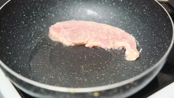 Colocar Trozos Carne Rebozada Una Sartén Caliente Preparar Carne Cerdo — Vídeos de Stock