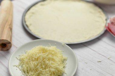 Pizza hamuru vakfını çevreleyen çeşitli pizza parçaları.