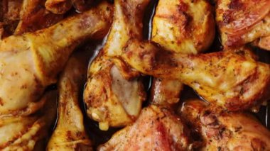 Baharatlı tavuk butlarının detaylı yakın çekimi.