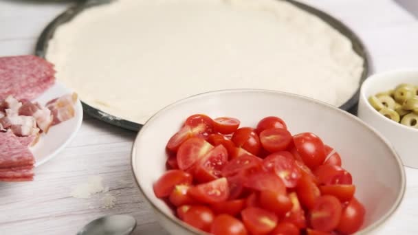 Різні Інгредієнти Піци Приготування Піци Білій Дошці — стокове відео
