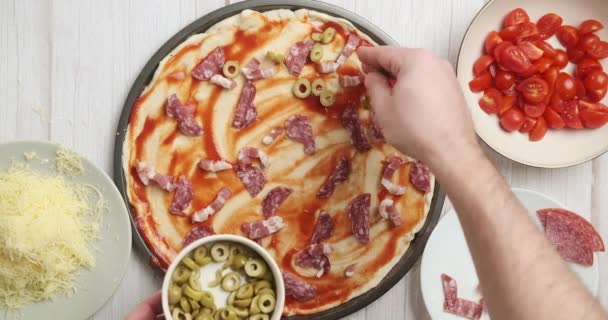 Preparación Pizza Espolvorear Aceitunas Sobre Pizza — Vídeos de Stock