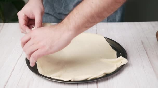 Подготовка Базы Пиццы Выравнивание Теста Металлической Сковороде — стоковое видео