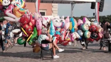 Varşova, Polonya - 20 Temmuz 2023: Eski Kasaba Pazar Meydanı 'nda elinde bir sürü balonla satıcı kadın