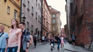 Varşova, Polonya - 20 Temmuz 2023: Birçok insan Eski Şehir sokaklarında yürür ve yürür