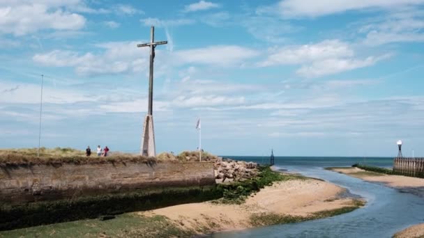 Luc Sur Mer Frankreich August 2023 Kirchenkreuz Auf Dem Meer — Stockvideo