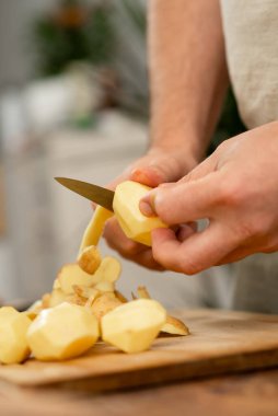 Yemek pişirme sanatı: Tahtada patates soymakla başlar..