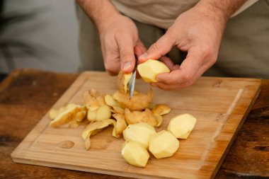 Akşam yemeği için patates soymak, basit bir mutfak tekniği..