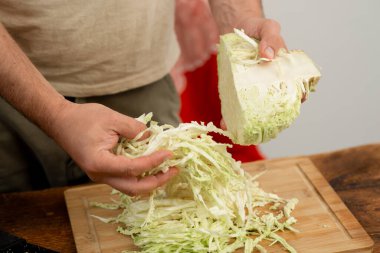 Bambu tahtasında beyaz lahana hazırlamak, yemek pişirme süreci ayrıntıları..