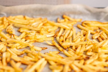 Pişirme kağıdına yakın plan altın kızartma..