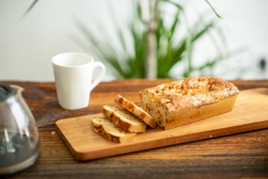 Ahşap arka planda dilimlenmiş ev yapımı kek..