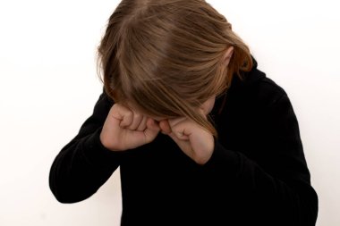 Genç bir delikanlı, uykusuz ve uzun saçlı, yorgunluk içinde üçüncü bir göz ortaya çıkarır, saf beyaz bir arka plan üzerine kurulmuş.