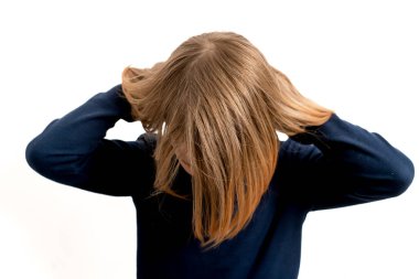 Beyaz arka planda uzun saçlı çocuk, saç bakımı....