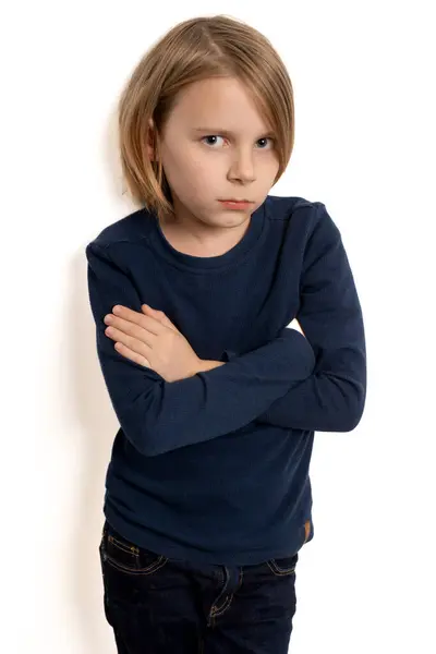在一张洁白的帆布上 一个正在沉思的十岁男孩发出一种淡淡的忧伤的声音 — 图库照片