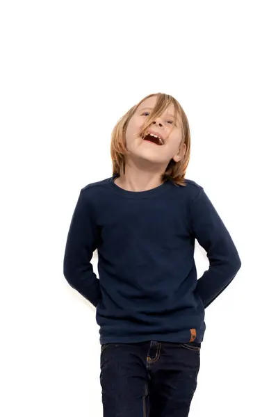 一个10岁的男孩 头发飘扬 脸上带着感染的微笑 在洁白的画布上散发出幸福的光芒 — 图库照片