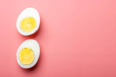 İki yumurta ikiye ayrılır ve pembe arka plana yerleştirilir. Yumurtalar sarı ve beyazdır ve pembe arka plan sıcak ve davetkar bir atmosfer yaratır.