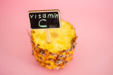 Üzerinde C vitamini yazan bir ananas.