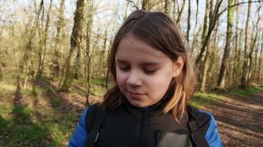 Çarpıcı mavi ve siyah ceketli bir kızı keşfedin. Huzurlu ormanda, doğası gereği güzellik ve sükunetle doludur..