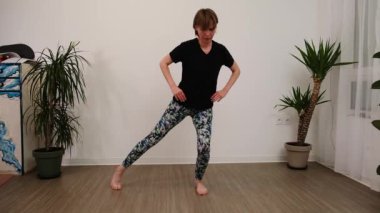 . Basit ve etkili bir denge egzersizi yeni başlayanlar için mükemmeldir, evinizin rahatlığından dengeyi ve koordinasyonu geliştirmeye odaklanırsınız..