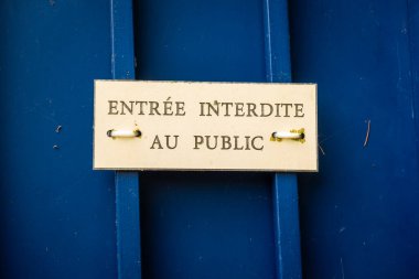 Mavi Kapıda Fransız Kısıtlı Erişim İşareti: Özel Alanlar İçin Giriş Au Halkı.