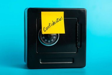 Mavi arka planda gizli yapışkan notla güvenli bir yere..