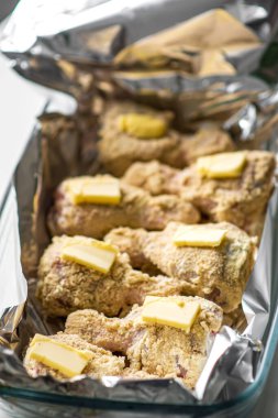 Altın fırında tavuk budu, tereyağı ve folyo tepside ekmek kırıntıları..