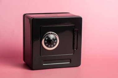 Pembe arka planda şifreli siyah kasa.