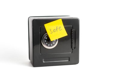 Şifreli kilit ve sarı yapışkan notalı küçük kasa..