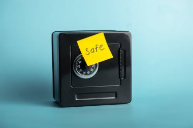 Mavi arka planda yapışkan notlu siyah kasa.