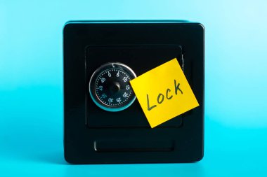 Şifreli kilit ve yapışkan not anımsatıcı içeren güvenli kutu.