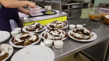 Profesyonel mutfakta çikolata soslu ve kremalı tatlılar..