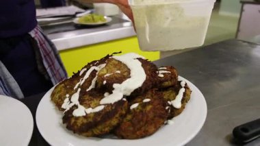 Profesyonel bir mutfak ortamında şefin tabakları kremalı çıtır börek..