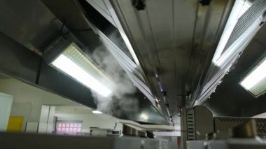 Endüstriyel makine işleme: dinamik taşıma sistemi hareket halinde.