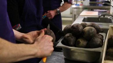 Mutfak hazırlama sürecinde uzman eller taze pancarları ustalıkla idare eder..