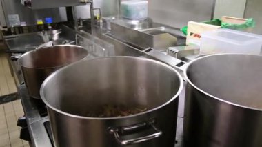 Buharlı tencerelerle dolu sanayi mutfağı.