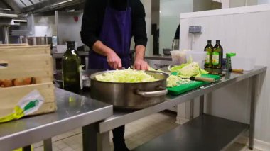 Profesyonel mutfakta yemek hazırlamak için etkili lahana doğrama..