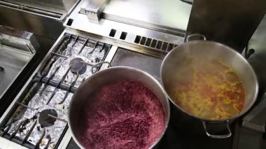 Buharlı bir mutfak ortamında canlı sebze karışımı..