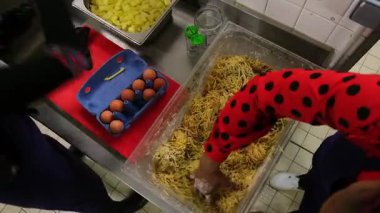 İşbirlikçi pişirme ve mutfak ortamında yumurtalı taze makarna hazırlama..