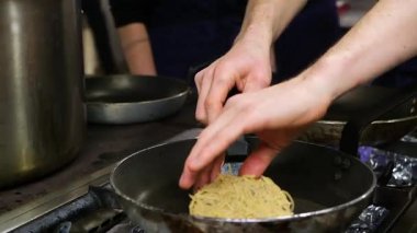 Ticari bir mutfak ortamında altın kahverengi mücver pişirme işlemi.