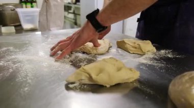 Meşgul mutfakta ustalıkla hamur yoğurarak zanaatkar ekmeği yapmak..